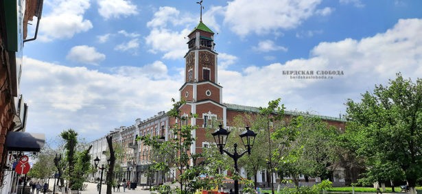 Башня с часами, находящаяся на главной пешеходной улице Советской 27, рядом с памятником Александру Пушкину и Владимиру Далю, появилась относительно недавно и стала одним из самых узнаваемых символов Оренбурга.