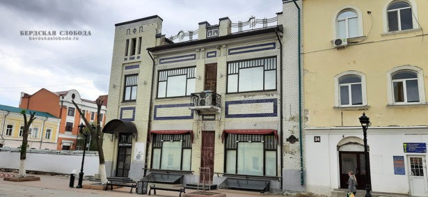 Доходный дом Панкратова, кинотеатр «Аполло», Оренбург, 1914 г. Модерн. Снимок: июнь 2022 года