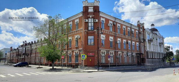 В центре Оренбурга, прямо у здания городского правительства, есть комплекс зданий, объединённых общим адресом Советская 47.
