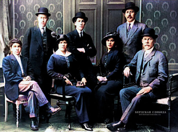Семья Рамиевых во время путешествия по странам Европы в 1914 г. В первом ряду справа Закир Рамеев.
