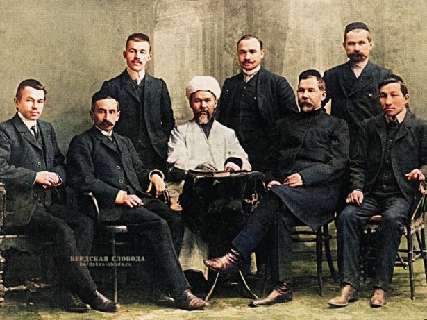 Сотрудники газеты «Вакыт» и журнала «Шура», г. Оренбург, 1907 г. В первом ряду справа второй - издатель Закир Рамиев