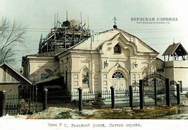 Дмитриевский храм, западный фасад, Святые ворота