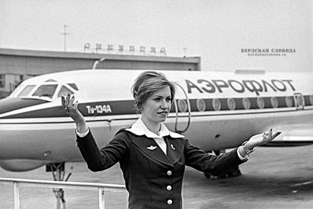 1 мая 1979 года, стюардесса Оренбургского авиапредприятия комсомолка Валентина Грабенко во время рекламирования воздушных путешествий. Фото: Анатолий Семехин (ТАСС).