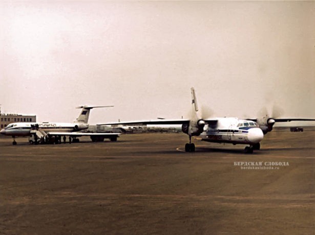 Внешний вид лётного поля Оренбургского аэропорта "Центральный", 1985 год. Фото из Оренбургского губернаторского историко-краеведческого музея.