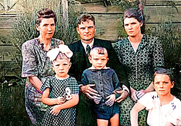 Семья Ольги Остроумовой: в центре отец - Михаил Алексеевич Остроумов (1917—2000), справа, мать Наталия Ивановна Кудашёва (1928—2010), Ольга (слева)