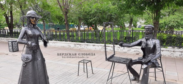 Арт-объекты на Советской улице: дама с зонтиком и художник