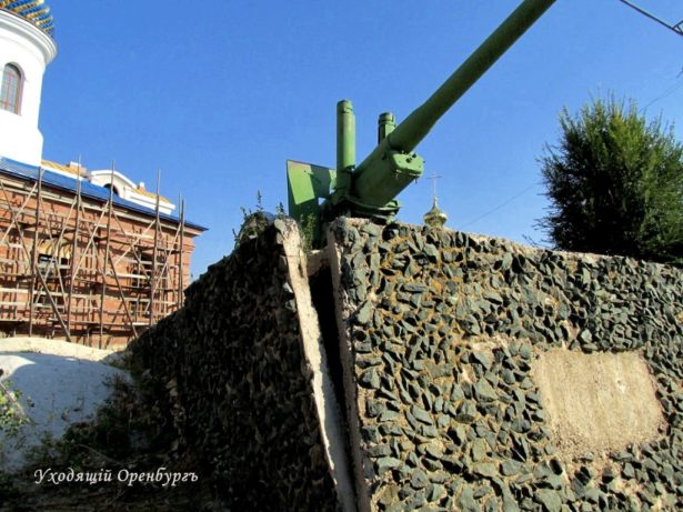 Старая пушка и строящийся Введенский собор. Фото: Н. Кутафиной