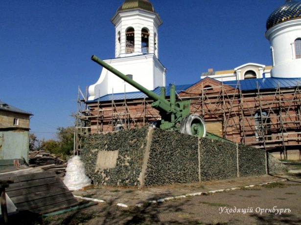 Старая пушка и строящийся Введенский собор. Фото: Н. Кутафиной