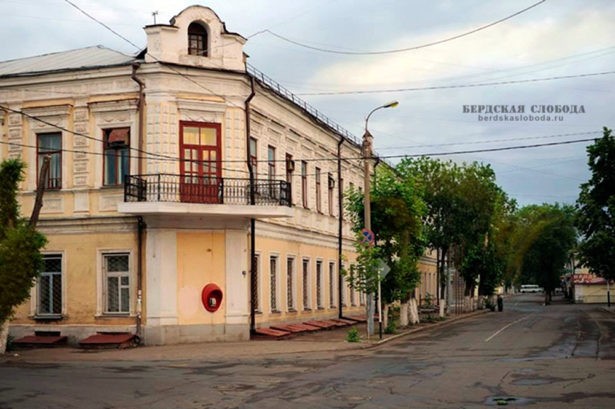 Дом Мошковых на углу улиц Введенской и Неплюевской (9 Января и Ленинской улиц).