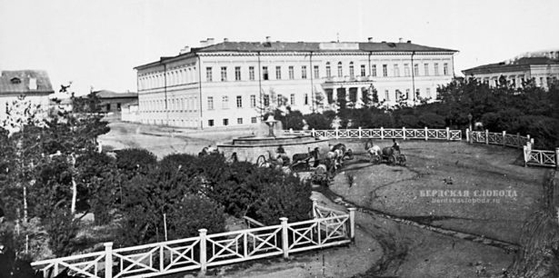Вид на Казенную палату и фонтан (бассейн) в Александровском сквере, Оренбург