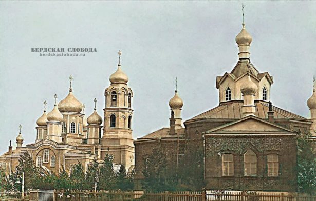 1916 год, Покровский женский монастырь. На заднем плане каменный храм, сохранившийся до сих пор, на переднем — деревянный, сгоревший в 1917.