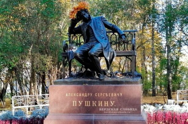 Один из наиболее известных памятников поэта, находящийся в Пушкине (бывш. Царском Селе)