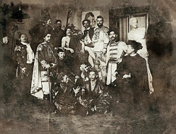 Фото академистов в маскарадных костюмах. Л. Попов второй справа, не считая Венеру Милосскую.