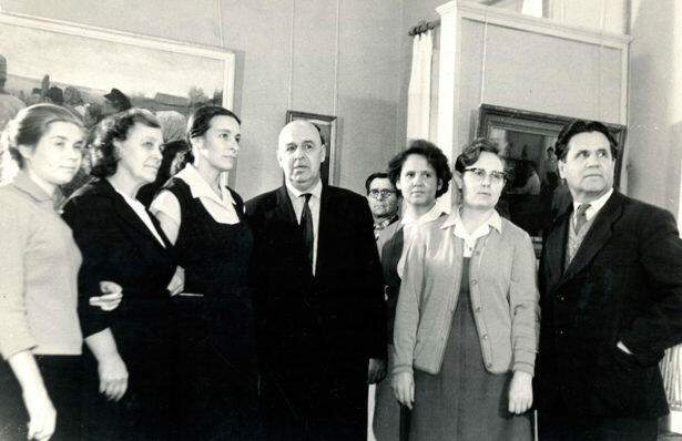 Научные сотрудники музея с детьми художника: 2-ая слева - Попова Надежда Лукьяновна (дочь), 4-й слева - Сергей Лукьянович (сын). 27 октября 1963 года [42]