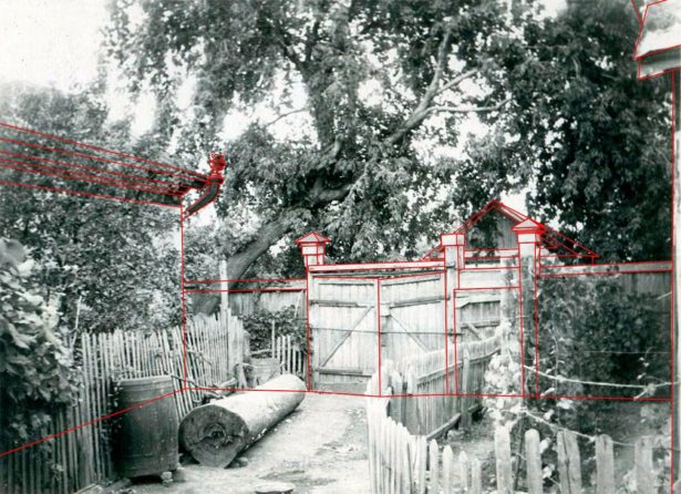 Фото 3.4 с обрисовкой силуэта построек и забора с въездными воротами