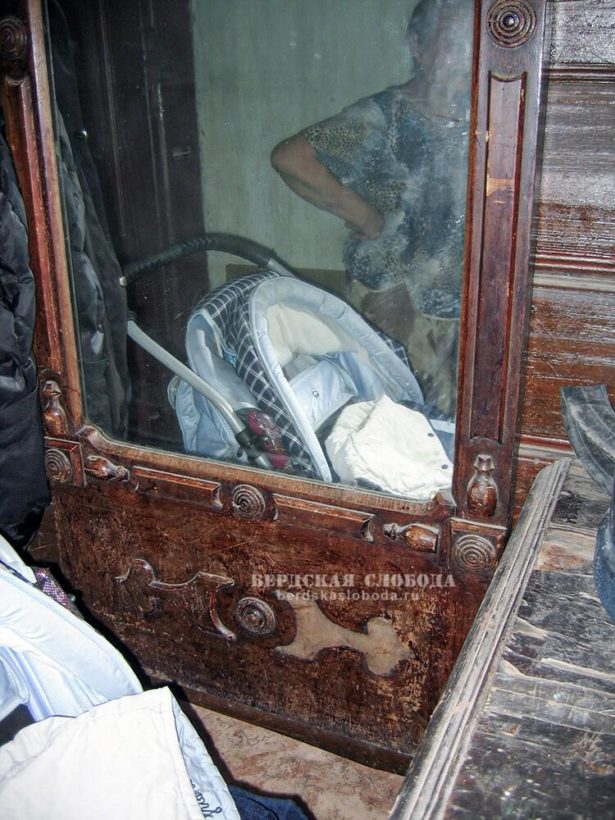 Зеркало в деревянной раме. Фото Е.И. Исковского