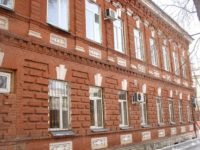 В центральной части Оренбурга, напротив рынка, по соседству со зданием бывшей Беловской тюрьмы, стоит двухэтажное кирпичное здание, построенное на рубеже XIX-XX века