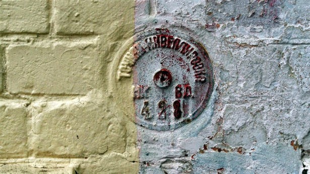 В нашем городе на многих старых домах можно ещё увидеть необычные "знаки", на которых написано НКВД, точная нивелировка, цифры и пр