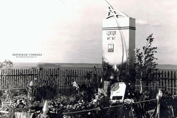 Первоначальный памятник на месте гибели лётчика-космонавта В.М. Комарова (ныне хранится в школьном музее пос. Карабутак).