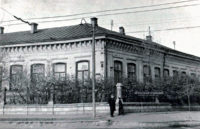 Дом, принадлежавший Хусаиновым (г. Оренбург, ул. Гая, 1), до его надстройки вторым этажом. Фотография середины XX века.