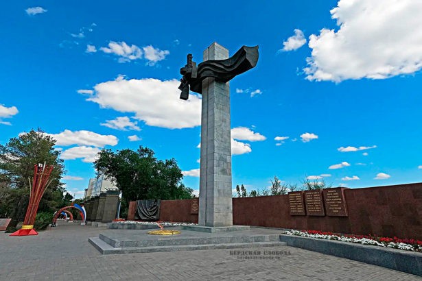 Современный вариант обелиска памяти советских воинов, умерших от ран в годы войны в оренбургских эвакогоспиталях.