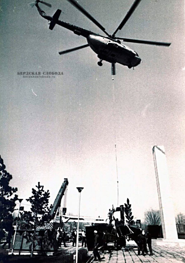 Монтаж обелиска в 1985 году