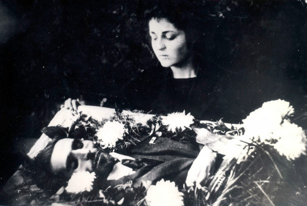 Анаит Шахиджанян рядом с гробом мужа. Январь 1920 года.