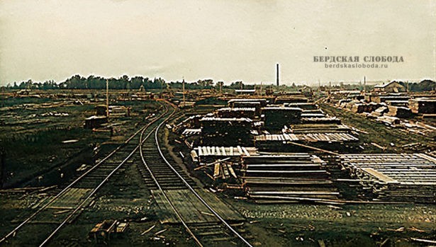 Подъездные железнодорожные пути к деревообрабатывающему заводу «Орлес» и его складированная продукция.