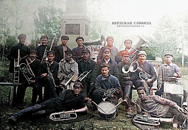 Оркестр завода «Орлес» у монумента павшим за советскую власть. 1926 год.