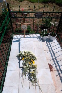 Могила Л.В. Ростроповича. Надгробная плита. Фотография от 29 мая 2023 года.