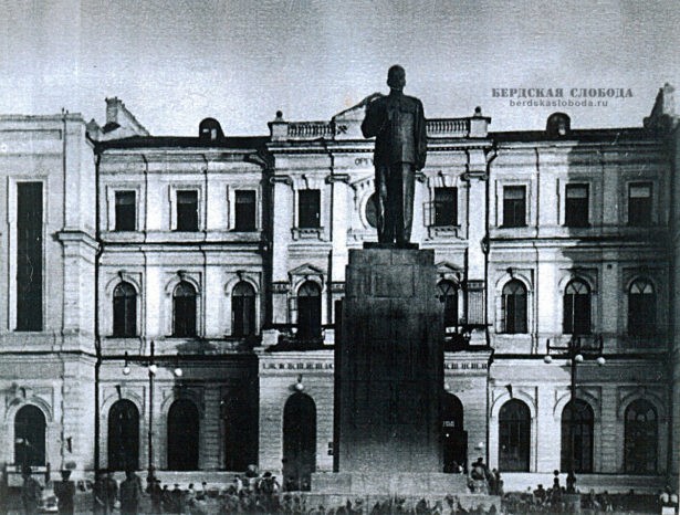 28 апреля 1953 года в Чкалове (Оренбурге) на привокзальной площади состоялось открытие памятника И.В. Сталину.