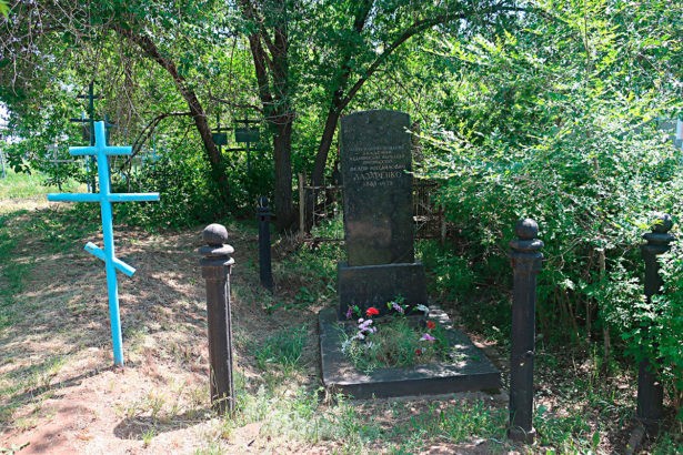 Могила Ф.М. Лазаренко. Фотография от 29 мая 2023 года. Чугунная ограда, за исключением 5 столбиков, полностью утрачена.