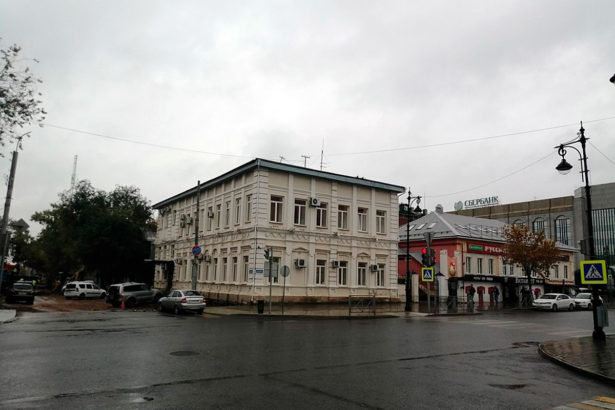 Вот свежие фото ремонта здания на углу улиц Володарского и Пролетарской /автодор/