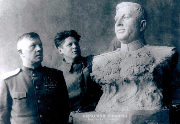 Дважды Герой Советского Союза, генерал-лейтенант Александр Ильич Родимцев в мастерской Гавриила Петина у изготовленного им бюста генерала.