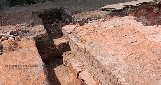 Разведывательные раскопки на бывшей территории Водоканала в 2022 году - фундаменты Преображенского собора.