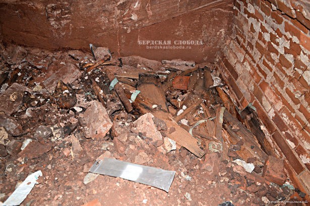 Внутренний вид склепа, обнаруженного при дорожных работах в 2020 году на улице Аксакова - территории бывшего православного кладбища.