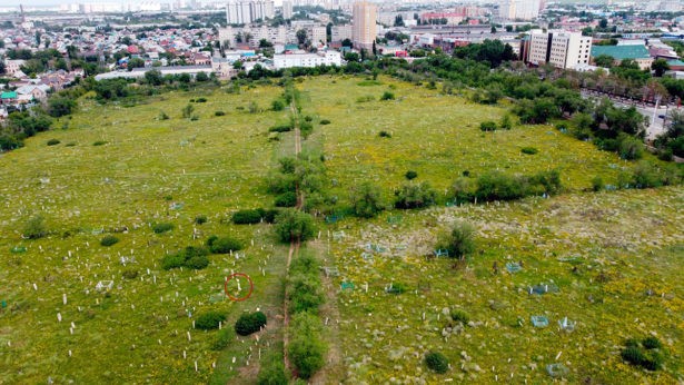 Местоположение могилы Гани-бая Хусаинова на территории старого мусульманского кладбища Оренбурга. Съемка с квадрокоптера, 2022 год.