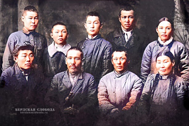 1930-е годы. Леонид (Будажап) Церемпилов (верхний ряд, первый слева) с родственниками и односельчанами