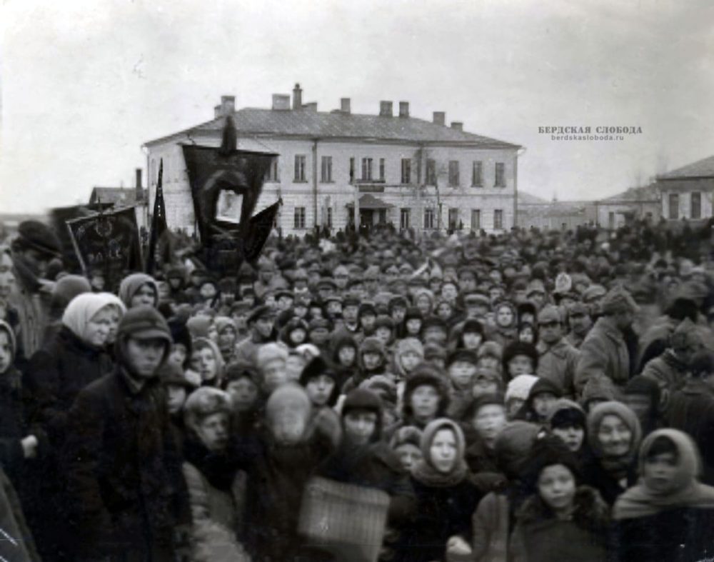 Открытие памятника в Оренбурге на площади Коммунаров красногвардейцам, павшим на Актюбинском фронте в 1918-1919 гг, 1932 год