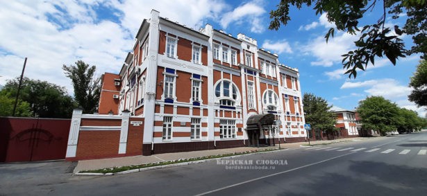 Здание Банка Общества взаимного кредита (1910 год) на Ленинской – яркий образец модерна в Оренбурге, фото 2021 год