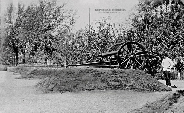 Фотография могил на территории Революционного некрополя Оренбурга в Саду Коммунаров. На переднем плане могила артиллеристов с установленной на ней пушкой.