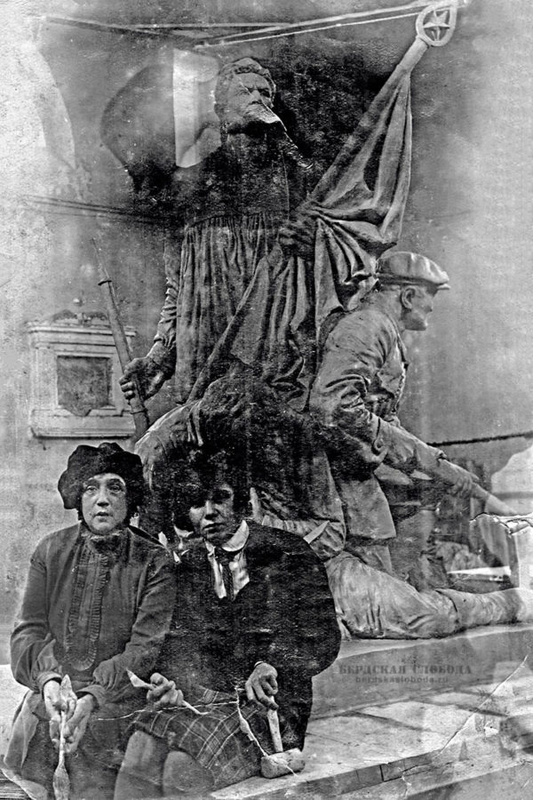 М.Ф. Герцог и Е.Н. Крестьянсон (слева) в мастерской за изготовлением памятника. 1931 г.