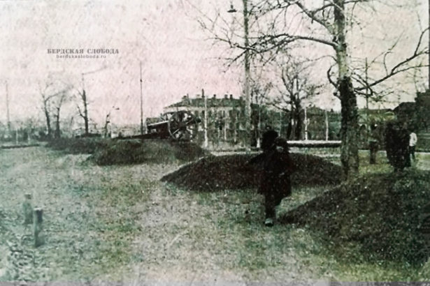 Фотография могил на территории Революционного некрополя Оренбурга в Саду Коммунаров.