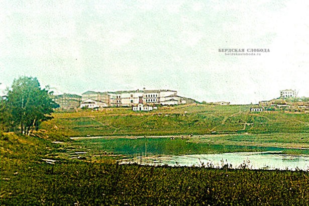 Вид на Марсово поле. На переднем плане видна Оренбургская метеорологическая станция. Фотография 1930-х годов. Колоризация: "Бердская Слобода".