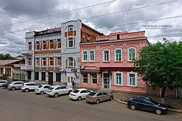 Доходный дом неизвестного автора-архитектора, появившийся на рубеже первого и второго десятилетий прошлого века на улице Перовского, которая стала Пролетарской в 1926 году.