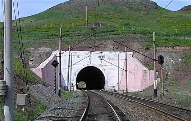 Единственный в Оренбургской области железнодорожный туннель перед станцией Медногорск. Введен в эксплуатацию в 1915 году.