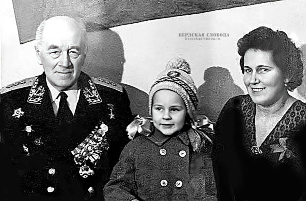Академик Аксель Иванович Берг с женой и дочерью. 