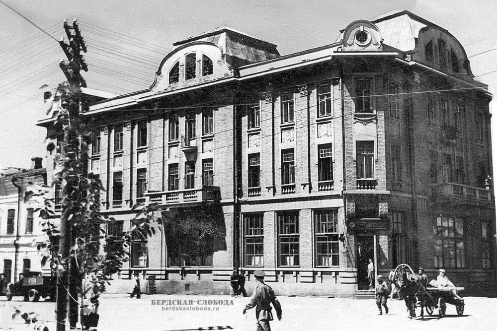 Здание было возведено в 1912 г. по заказу чиновника Андрея Яковлевича Волкова и примыкало со стороны Гостинодворской улицы к двухэтажному строению гостиницы «Централь»