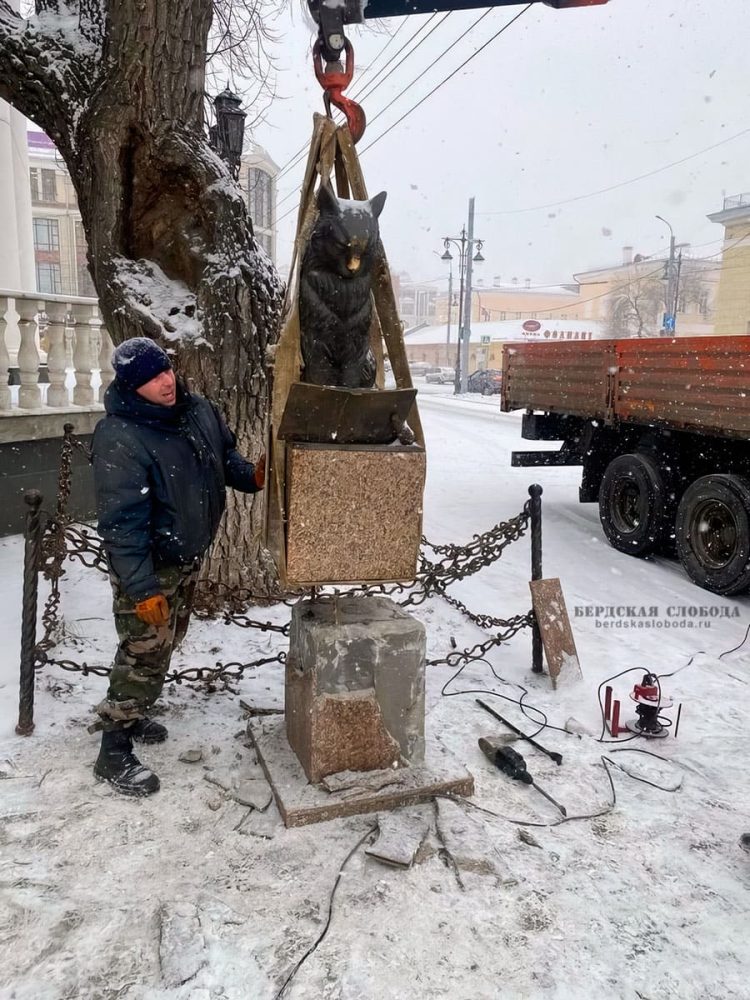 Демонтаж памятника “Ученому коту”, декабрь 2023. Фото: В. Беребин