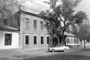 Улица Комсомольская, дома 32, 30. 1999 год.